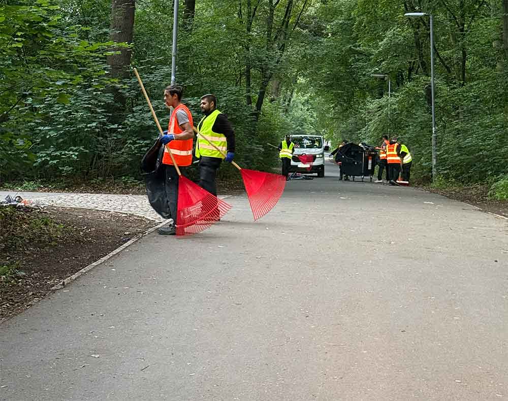 Putzwehr Team bei der maschinellen Gehwegreinigung